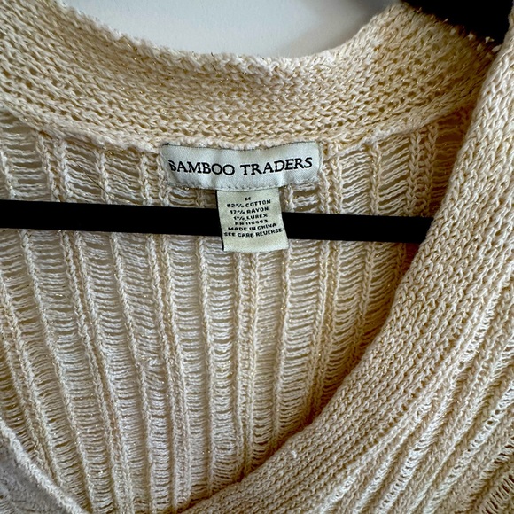 Beautiful statement sweater with accents of gold - Picture 2 of 3